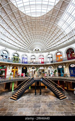 CORN EXCHANGE, LEEDS, GROSSBRITANNIEN - 14. AUGUST 2023. Eine farbenfrohe Architektur im Inneren der historischen Leeds Corn Exchange, die heute ein Marktplatz für sm ist Stockfoto