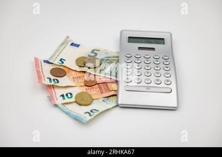 Ein Taschenrechner zeigt einen Mangel an Geld in Euro und Cent während der Eurokrise Stockfoto