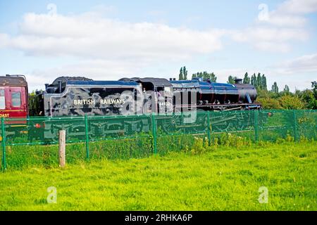 Black 5 Dampflokomotive Nr. 44932 in der Nähe von Clifton, York, Yorkshire, England mit Rückfahrt Scarborough Spa Express, 17. August 2023 Stockfoto