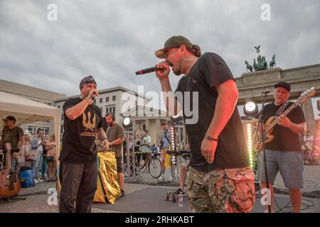 Am 17. August 2023 wurde das Brandenburger Tor, ein Symbol der Einheit und des Friedens, zum Schauplatz einer kraftvollen Demonstration von Solidarität und Widerstand. Die ukrainischen Hip-Hop-Pioniere TNMK (Tanok na Maidani Kongo) traten in einem Benefizkonzert auf die Bühne, das ebenso eine musikalische Extravaganz wie eine politische Aussage war. Der Abend war voller Emotionen, als sich Ukrainer versammelten, viele schwenkten ukrainische Flaggen, um die Sache der ukrainischen Freiheit zu unterstützen. Die Luft war voll mit Gesängen von "Russland ist ein terroristischer Staat", eine Stimmung, die von vielen Anwesenden aufgegriffen wurde. Ein riesiges Banner, das von den Teilnehmern hochgehalten wurde, trug sich Stockfoto