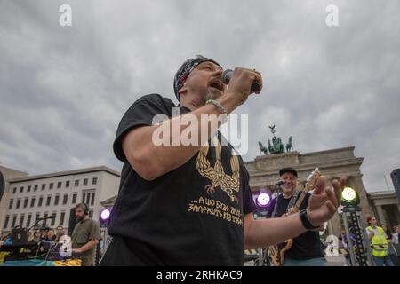 Am 17. August 2023 wurde das Brandenburger Tor, ein Symbol der Einheit und des Friedens, zum Schauplatz einer kraftvollen Demonstration von Solidarität und Widerstand. Die ukrainischen Hip-Hop-Pioniere TNMK (Tanok na Maidani Kongo) traten in einem Benefizkonzert auf die Bühne, das ebenso eine musikalische Extravaganz wie eine politische Aussage war. Der Abend war voller Emotionen, als sich Ukrainer versammelten, viele schwenkten ukrainische Flaggen, um die Sache der ukrainischen Freiheit zu unterstützen. Die Luft war voll mit Gesängen von "Russland ist ein terroristischer Staat", eine Stimmung, die von vielen Anwesenden aufgegriffen wurde. Ein riesiges Banner, das von den Teilnehmern hochgehalten wurde, trug sich Stockfoto