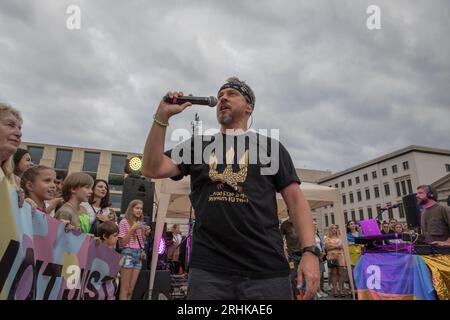 Am 17. August 2023 wurde das Brandenburger Tor, ein Symbol der Einheit und des Friedens, zum Schauplatz einer kraftvollen Demonstration von Solidarität und Widerstand. Die ukrainischen Hip-Hop-Pioniere TNMK (Tanok na Maidani Kongo) traten in einem Benefizkonzert auf die Bühne, das ebenso eine musikalische Extravaganz wie eine politische Aussage war. Der Abend war voller Emotionen, als sich Ukrainer versammelten, viele schwenkten ukrainische Flaggen, um die Sache der ukrainischen Freiheit zu unterstützen. Die Luft war voll mit Gesängen von "Russland ist ein terroristischer Staat", eine Stimmung, die von vielen Anwesenden aufgegriffen wurde. Ein riesiges Banner, das von den Teilnehmern hochgehalten wurde, trug sich Stockfoto