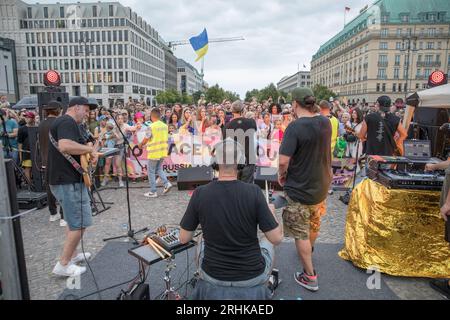 Am 17. August 2023 wurde das Brandenburger Tor, ein Symbol der Einheit und des Friedens, zum Schauplatz einer kraftvollen Demonstration von Solidarität und Widerstand. Die ukrainischen Hip-Hop-Pioniere TNMK (Tanok na Maidani Kongo) traten in einem Benefizkonzert auf die Bühne, das ebenso eine musikalische Extravaganz wie eine politische Aussage war. Der Abend war voller Emotionen, als sich Ukrainer versammelten, viele schwenkten ukrainische Flaggen, um die Sache der ukrainischen Freiheit zu unterstützen. Die Luft war voll mit Gesängen von "Russland ist ein terroristischer Staat", eine Stimmung, die von vielen Anwesenden aufgegriffen wurde. Ein riesiges Banner, das von den Teilnehmern hochgehalten wurde, trug sich Stockfoto