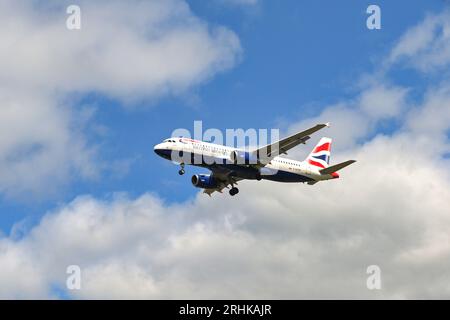 London, England, Großbritannien - 1. August 2023: Airbus A320, betrieben von British Airways, bei der Landung am Flughafen London Gatwick. Stockfoto