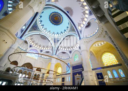 Türkei istanbul 12. januar 2023. Im Inneren der Camlica-Moschee Stockfoto