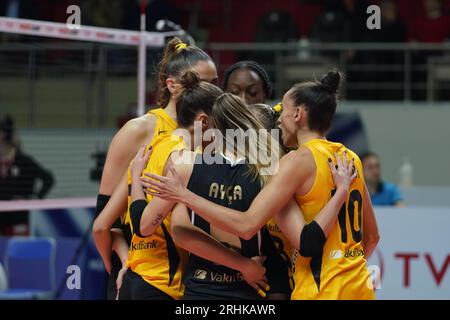 ISTANBUL, TURKIYE - 10. DEZEMBER 2022: Vakifbank-Spieler feiern Punktestand beim Galatasaray HDI Sigorta Turkish Sultans League Match in Burhan Stockfoto