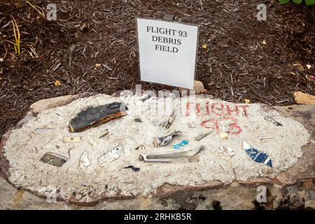 Trümmerfeldgegenstände aus dem Absturz von Flug 93 auf 9/11, ausgestellt im Remember Me Rose Garden in Stoystown, PA. Stockfoto