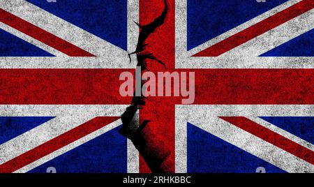 Flagge des Vereinigten Königreichs (UK) auf gerissenem Hintergrund. Großbritannien (UK) Krise, politische Spaltung, Konfliktkonzept Stockfoto