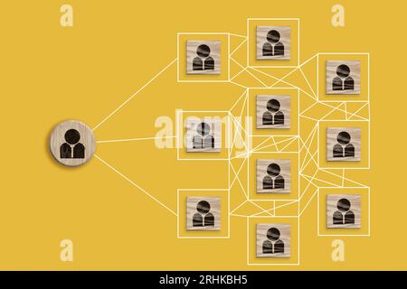 Holzblock mit Personalsymbol, das Verbindungsnetzwerk für Organisationsstruktur soziales Netzwerk und Teamwork-Konzept verbindet, Draufsicht Stockfoto