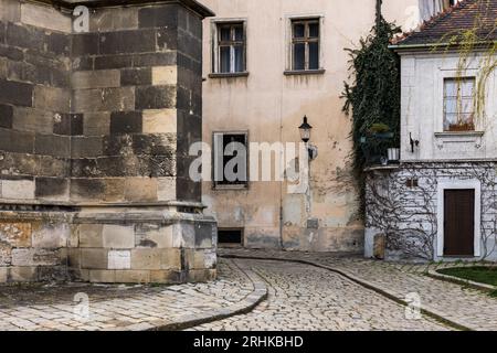 Alte historische leere Straße namens Rudnay Square an der Ecke entlang der gotischen St. Martin-Kathedrale in Bratislava, Hauptstadt der Slowakei Stockfoto