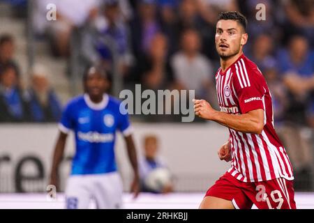 Genk, Belgien. Aug. 2023. GENK, BELGIEN - 17. AUGUST: Giorgos Masouras aus Olympiakos Piräus schaut beim Spiel der UEFA-Qualifikation in der dritten Runde in der zweiten Liga zwischen KRC Genk und Olympiakos Piräus am 17. August 2023 in der Cegeka Arena in Genk, Belgien, zu. (Foto: Joris Verwijst/Orange Pictures) Credit: Orange Pics BV/Alamy Live News Stockfoto