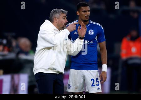 Gelsenkirchen, Deutschland, 1. Fussball Bundesliga 22. Spieltag FC Schalke 04 gegen VFB Stuttgart 2-1 am 25. 02. 2023 in der Veltins Arena auf Schalke in Gelsenkirchen Trainer Thomas REIS (S04) li.- und Moritz JENZ (S04) Re.- Foto: Norbert Schmidt, Düsseldorf Stockfoto