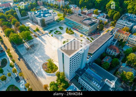 Kaunas Stadtzentrum, Unity Square, einer der neuesten und modernsten Plätze in Europa. Drohnenansicht aus der Luft Stockfoto