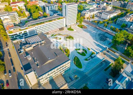 Kaunas Stadtzentrum, Unity Square, einer der neuesten und modernsten Plätze in Europa. Drohnenansicht aus der Luft Stockfoto
