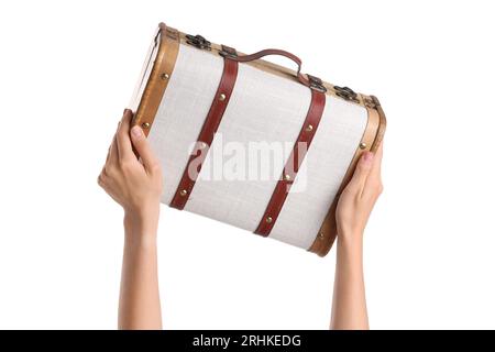 Weibliche Hände mit Retro-Holzkoffer auf weißem Hintergrund Stockfoto