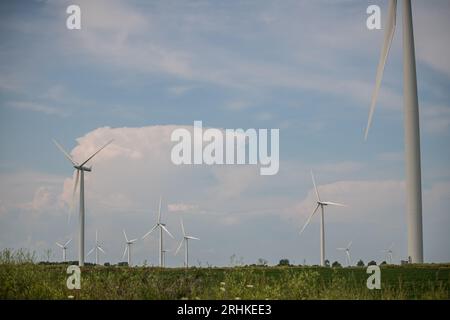 Stromerzeugung auf einer Windkraftanlage auf Wolfe Island; Ontarios Initiativen für erneuerbare Ressourcen zur Erzeugung von grüner Energie Stockfoto