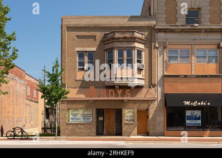 DeKalb, Illinois - USA - 15. August 2023: Außenfassade von Gebäuden und Ladenfronten in DeKalb, Illinois, USA. Stockfoto