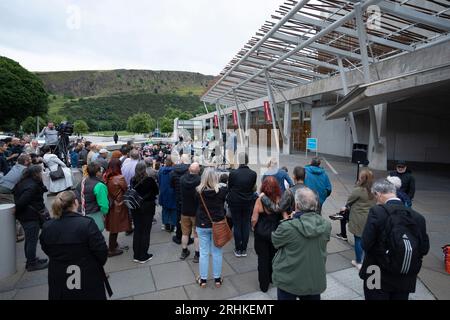 Edinburgh, Schottland, Großbritannien. August 2023. Graham Linehan tritt heute Abend im Rahmen einer Comedy Unleashed Stand Up Show vor dem schottischen Parlament unter freiem Himmel auf, nachdem die Show in zwei vorherigen Veranstaltungsorten abgesagt wurde. Die Karteninhaber für die erste Show in Leith Arches bildeten das Publikum. Iain Masterton/Alamy Live News Stockfoto