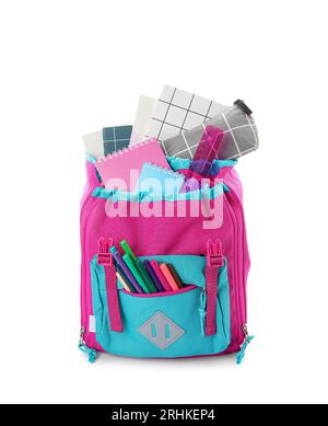 Stylischer Schulrucksack mit verschiedenen Schreibwaren auf weißem Hintergrund Stockfoto
