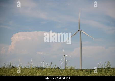 Stromerzeugung auf einer Windkraftanlage auf Wolfe Island; Ontarios Initiativen für erneuerbare Ressourcen zur Erzeugung von grüner Energie Stockfoto