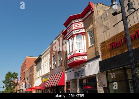 DeKalb, Illinois - USA - 15. August 2023: Außenfassade von Gebäuden und Ladenfronten in DeKalb, Illinois, USA. Stockfoto