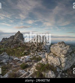 Quarzit-Ausbisse und trübe Ausblicke vom Stiperstones National Nature Reserve, Shropshire, England, Großbritannien Stockfoto