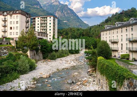 Der Fluss Mera fließt durch die Stadt Chiavenna, eine Gemeinde und eine kleine Stadt mit 7330 Einwohnern in der Provinz Sondrio, die zur Lombardei gehört Stockfoto