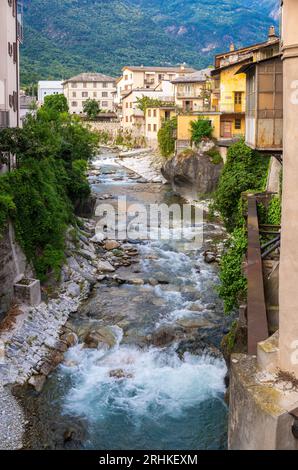 Der Fluss Mera fließt durch die Altstadt von Chiavenna, einer italienischen Gemeinde und einer kleinen Stadt mit 7330 Einwohnern in der Provinz Sondrio, die zur Provinz Sondrio gehört Stockfoto