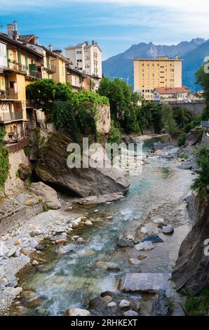 Fluss Mera und die Altstadt von Chiavenna, eine italienische Gemeinde und eine kleine Stadt mit 7330 Einwohnern in der Provinz Sondrio, die zur Lomba gehört Stockfoto