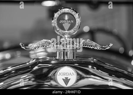 Sparkford.Somerset.Vereinigtes Königreich.März 26. 2023. Nahaufnahme des Abzeichens und der Haubenschmuck eines 1928 Jordan Playboy Special im Haynes Motor Museu Stockfoto