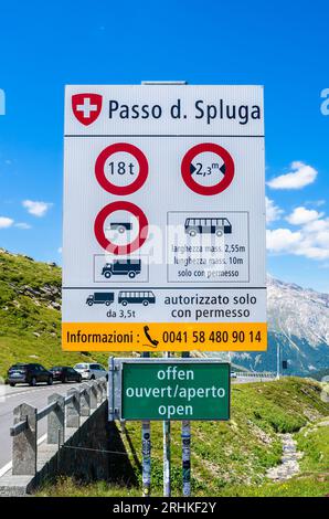 Splugenpass, Schweiz - 9. Juli 2023: Die Splugenpass-Straße verbindet die Schweizer Stadt Splugen am Hinterrhein mit Chiavenna im italienischen Teil Stockfoto