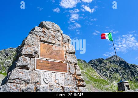 Splugenpass, Schweiz - 9. Juli 2023: Denkmal anlässlich der Renovierung sowie hundertjähriges Bestehen der Straße über den Splugen Stockfoto