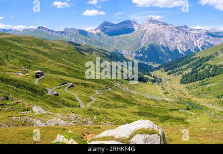 Landschaftlicher Panoramablick auf den Splugen-Pass in der Schweiz und seine Alpenstraße mit engen Serpentinen. Stockfoto