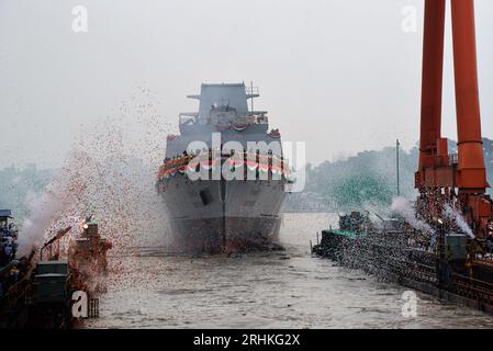 Kalkutta, Indien. Aug. 2023. 17. August 2023, Kolakata, Indien: Mitarbeiter von Garden REACH Shipbuilders and Engineers (GRSE) feiern, wie der indische Präsident Droupadi Murmu (nicht abgebildet) am 17. August 2023 in Kolakata, Indien, die INS Vindhyagiri, die letzte IN der Serie von drei P17-Fregatten, für die indische Marine am GRSE-Dock startet. (Foto: Dipa Chakraborty/Eyepix Group/SIPA USA) Credit: SIPA USA/Alamy Live News Stockfoto