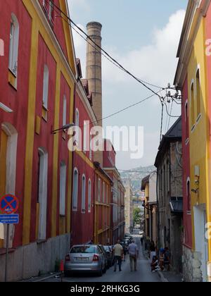 Enge Straße mit einem Teil der Brauerei Sarajevska pivara links in der Stadt Sarajevo, Bosnien und Herzegowina, 17. August 2023. Stockfoto