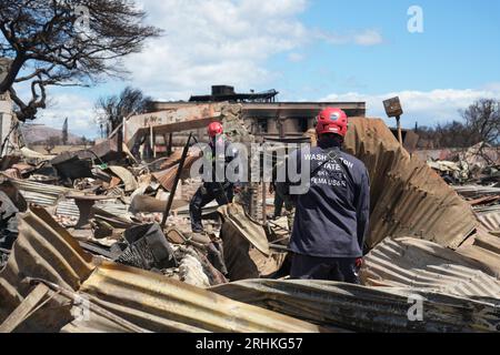 Lahaina, Vereinigte Staaten. August 2023. FEMA Urban Recovery-Teams durchsuchen die Brandzone, nachdem am 15. August 2023 in Lahaina, Maui, Hawaii, Waldbrände über Maui gefegt sind. Waldbrände, die durch starke Winde angefacht wurden, töteten mindestens 100 Menschen und zerstörten Tausende von Häusern auf der Insel. Quelle: Dominick Del Vecchio/FEMA/Alamy Live News Stockfoto