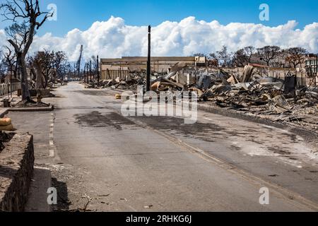 Lahaina, Vereinigte Staaten. August 2023. Die verbrannten Überreste des historischen Bezirks nach Waldbränden, die am 16. August 2023 in Lahaina, Maui, Hawaii, über West Maui fegten. Waldbrände, die durch starke Winde angefacht wurden, töteten mindestens 100 Menschen und zerstörten Tausende von Häusern auf der Insel. Kredit: SSgt. Matthew Foster/USA Nationalgarde/Alamy Live News Stockfoto