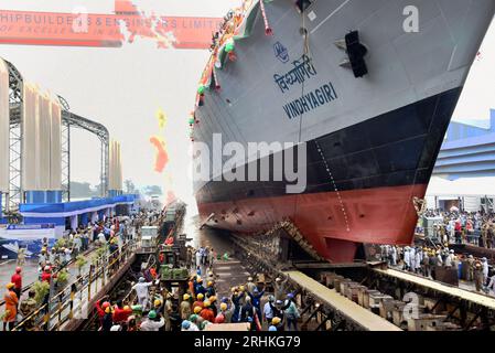 Kalkutta, Indien. Aug. 2023. 17. August 2023, Kolakata, Indien: Mitarbeiter von Garden REACH Shipbuilders and Engineers (GRSE) feiern, wie der indische Präsident Droupadi Murmu (nicht abgebildet) am 17. August 2023 in Kolakata, Indien, die INS Vindhyagiri, die letzte IN der Serie von drei P17-Fregatten, für die indische Marine am GRSE-Dock startet. (Foto: Dipa Chakraborty/Eyepix Group/SIPA USA) Credit: SIPA USA/Alamy Live News Stockfoto