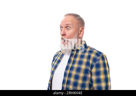 Hübscher, alter, grauhaariger Rentner mit Schnurrbart und Bart im Hemd Stockfoto