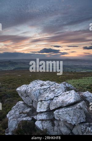 Quarzit-Ausbisse und trübe Ausblicke vom Stiperstones National Nature Reserve, Shropshire, England, Großbritannien Stockfoto