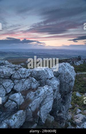 Quarzit-Ausbisse und trübe Ausblicke vom Stiperstones National Nature Reserve, Shropshire, England, Großbritannien Stockfoto