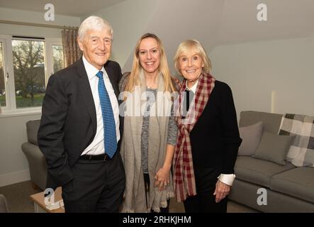 DATEIBILDER. August 2023. Heute wurde bekannt gegeben, dass der Fernsehmoderator und Moderator Sir Michael Parkinson im Alter von 88 Jahren gestorben ist. Sir Michael Parkinson ist bei der Eröffnung des Alexander Divine Hospice im Woodlands Park bei Maidenhead, Berkshire, zusammen mit der Mutter eines Patienten und Lady Mary Parkinson (R) abgebildet. Sir Michael war Schirmherr der Wohltätigkeitsorganisation und eröffnete das Hospiz zusammen mit den Gründern Fiona Devine und John Devine und Ehrengast, Premierministerin Theresa May. Kredit: Maureen McLean/Alamy Stockfoto