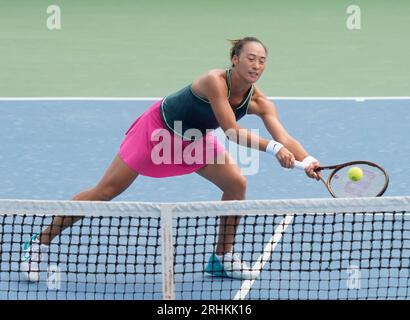 16. August 2023: Qinwen Zheng (CHN) besiegte Venus Williams (USA) mit 1:6, 6:2, 6:1, bei den Western & Southern Open und spielte im Lindner Family Tennis Center in Mason, Ohio/USA © Leslie Billman/Tennisclix/Cal Sport Media Stockfoto