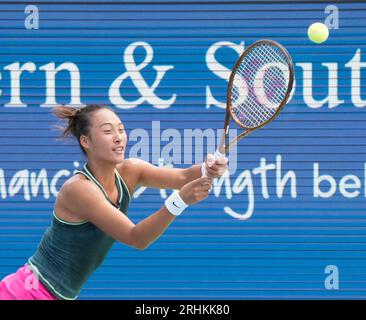 16. August 2023: Qinwen Zheng (CHN) besiegte Venus Williams (USA) mit 1:6, 6:2, 6:1, bei den Western & Southern Open und spielte im Lindner Family Tennis Center in Mason, Ohio/USA © Leslie Billman/Tennisclix/Cal Sport Media Stockfoto