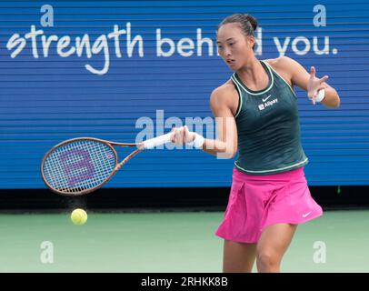 16. August 2023: Qinwen Zheng (CHN) besiegte Venus Williams (USA) mit 1:6, 6:2, 6:1, bei den Western & Southern Open und spielte im Lindner Family Tennis Center in Mason, Ohio/USA © Leslie Billman/Tennisclix/Cal Sport Media Stockfoto