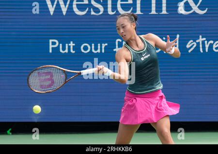 16. August 2023: Qinwen Zheng (CHN) besiegte Venus Williams (USA) mit 1:6, 6:2, 6:1, bei den Western & Southern Open und spielte im Lindner Family Tennis Center in Mason, Ohio/USA © Leslie Billman/Tennisclix/Cal Sport Media Stockfoto