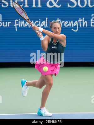 16. August 2023: Qinwen Zheng (CHN) besiegte Venus Williams (USA) mit 1:6, 6:2, 6:1, bei den Western & Southern Open und spielte im Lindner Family Tennis Center in Mason, Ohio/USA © Leslie Billman/Tennisclix/Cal Sport Media Stockfoto