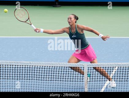 16. August 2023: Qinwen Zheng (CHN) besiegte Venus Williams (USA) mit 1:6, 6:2, 6:1, bei den Western & Southern Open, die im Lindner Family Tennis Center in Mason, Ohio/USA gespielt werden © Leslie Billman/Tennisclix/Cal Sport Media (Bild: © Leslie Billman/Cal Sport Media) Stockfoto