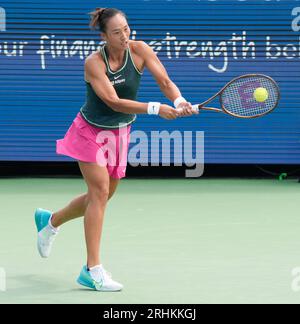 16. August 2023: Qinwen Zheng (CHN) besiegte Venus Williams (USA) mit 1:6, 6:2, 6:1, bei den Western & Southern Open, die im Lindner Family Tennis Center in Mason, Ohio/USA gespielt werden © Leslie Billman/Tennisclix/Cal Sport Media (Bild: © Leslie Billman/Cal Sport Media) Stockfoto