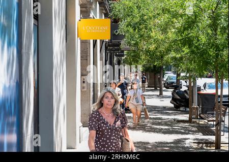 Madrid, Spanien. Aug. 2023. Fußgänger gehen an der französischen Kosmetikmarke L'occitane in Spanien vorbei. (Credit Image: © Xavi Lopez/SOPA Images via ZUMA Press Wire) NUR REDAKTIONELLE VERWENDUNG! Nicht für kommerzielle ZWECKE! Stockfoto
